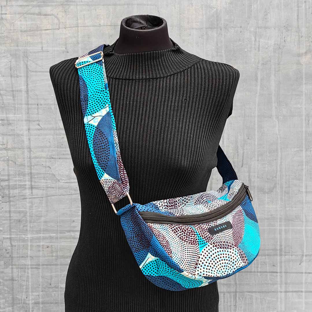 sacoche en wax bleue avec motif circulaire