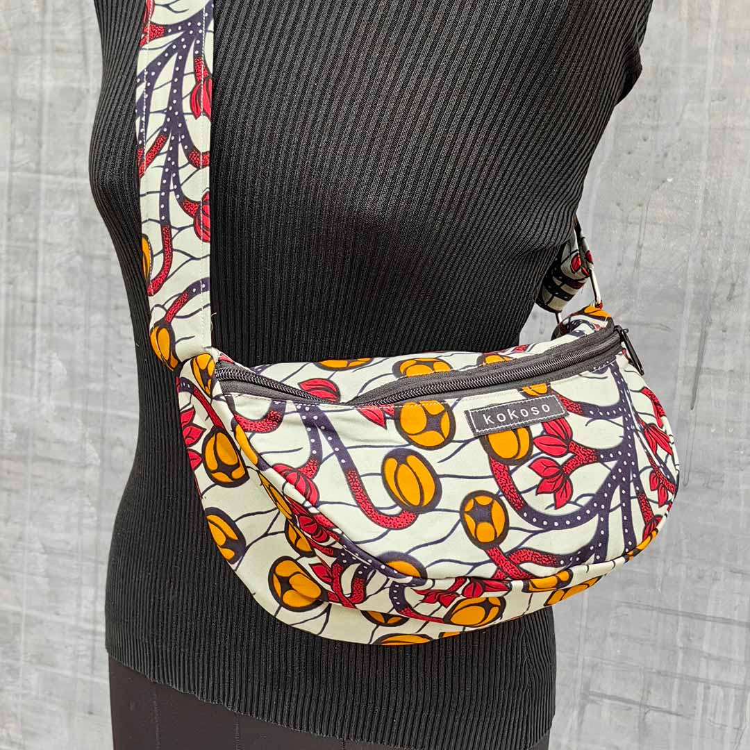 sacoche en wax grise avec motif floral