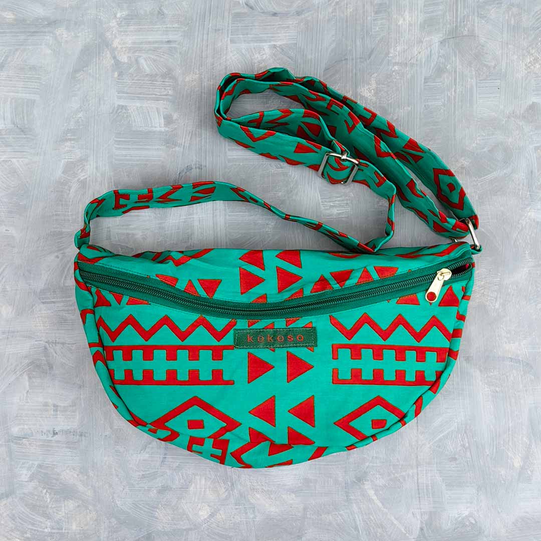 sac lune en wax turquoise avec motifs géométriques rouges