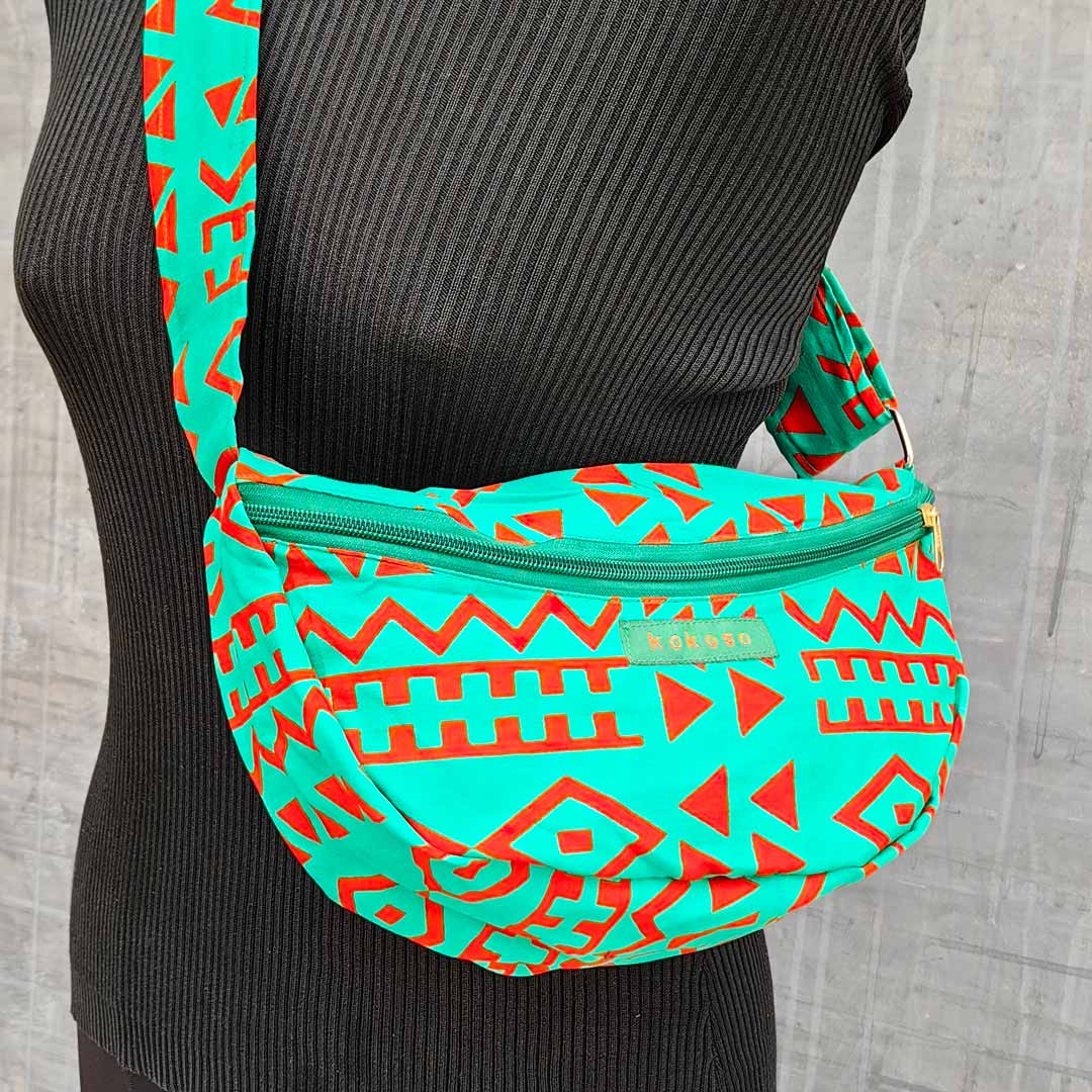 sac lune en wax turquoise avec motifs géométriques rouges