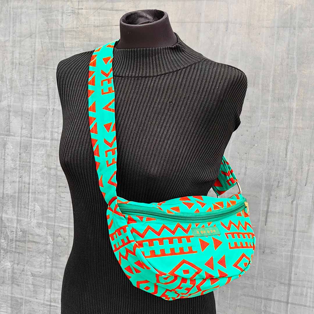 sac lune en wax turquoise avec motifs géométriques rouges