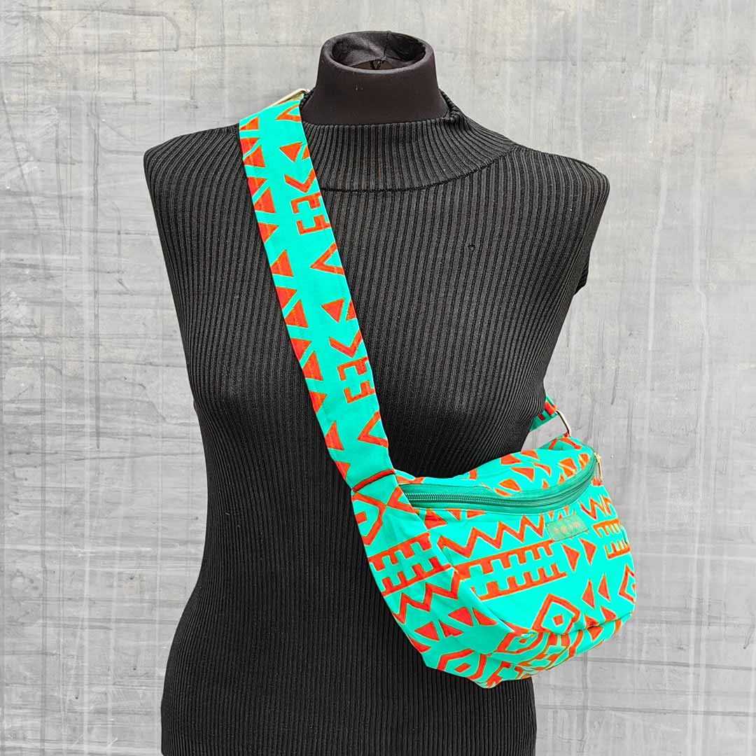 sac lune en wax turquoise avec motifs géométriques rouges