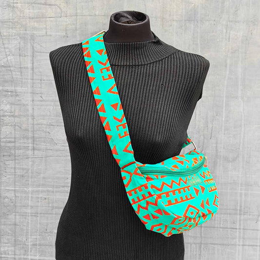 sac lune en wax turquoise avec motifs géométriques rouges