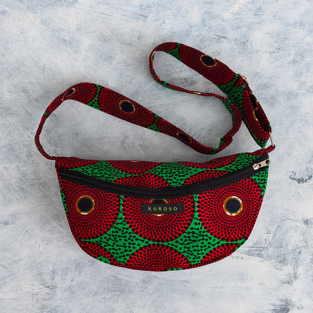 sacoche en wax verte avec motif circulaire rouge