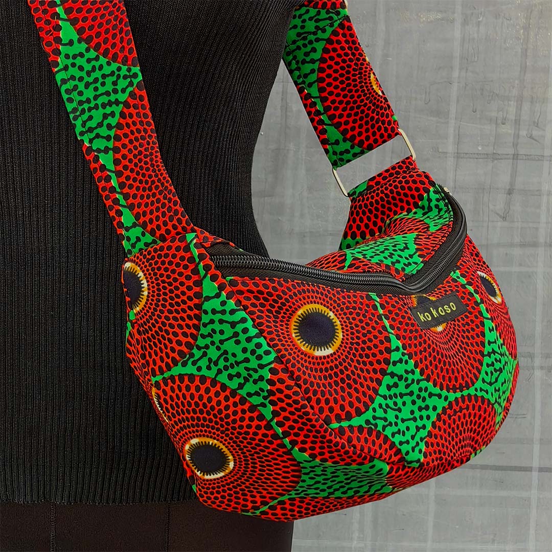 sacoche en wax verte avec motif circulaire rouge