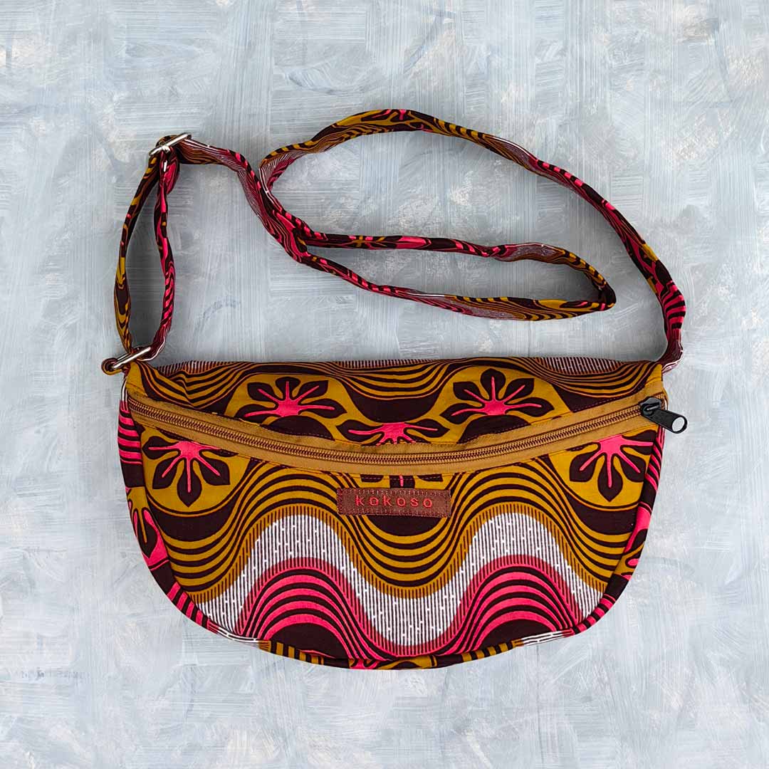 sacoche avec motif floral en rose et couleur caramel