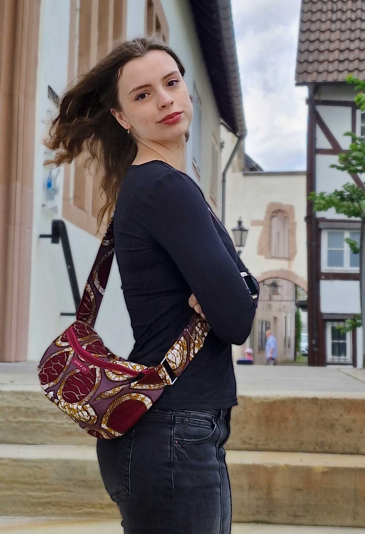 sacoche avec motifs beiges, bordeaux et violets