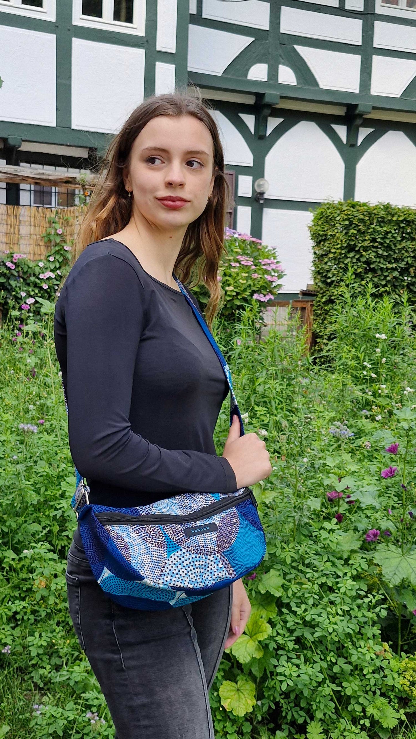 sacoche bleue avec motifs