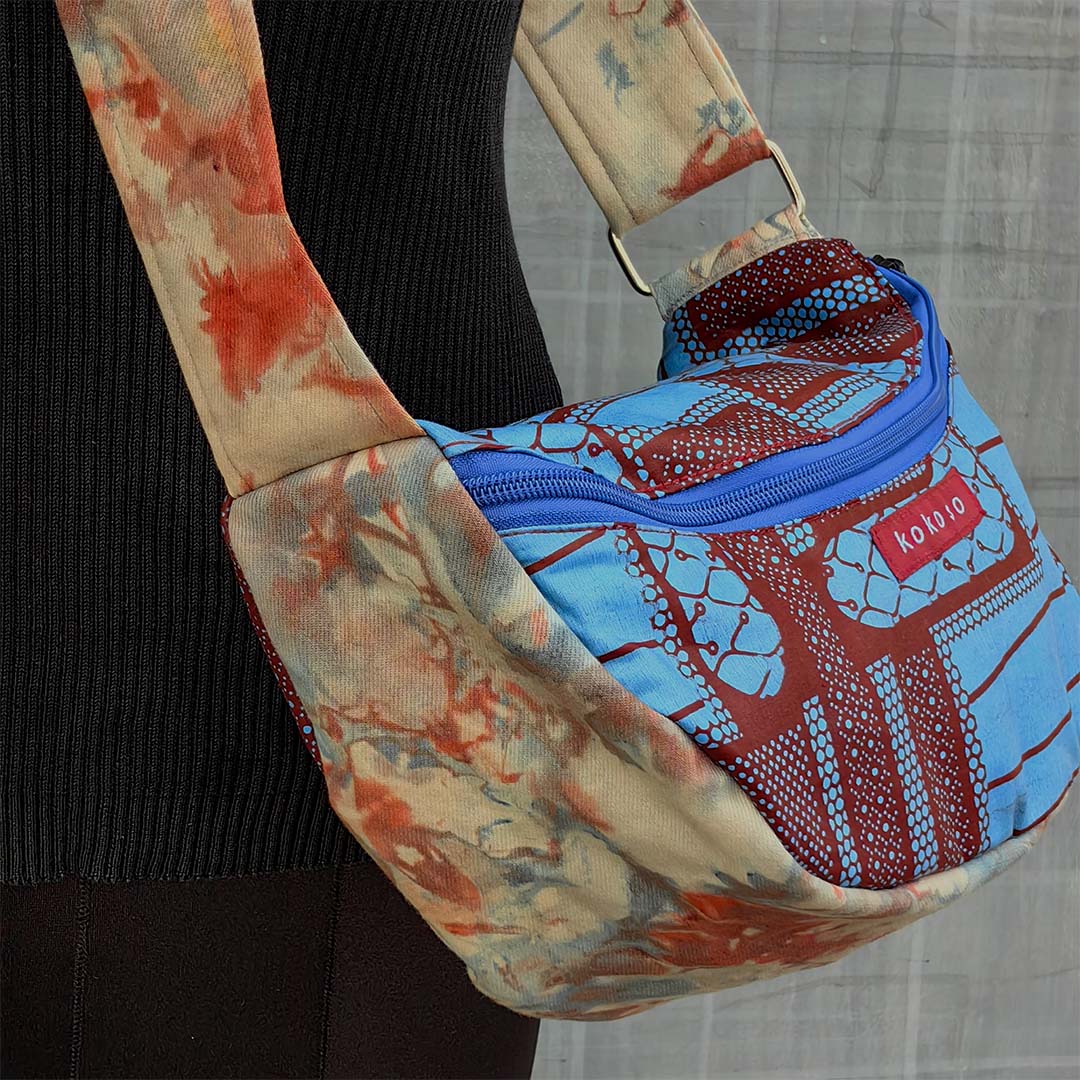 sacoche en wax avec motifs bleus et bordeaux