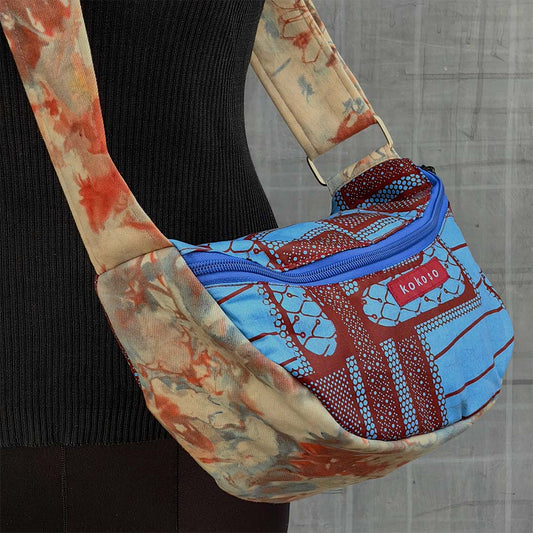 sacoche en wax avec motifs bleus et bordeaux