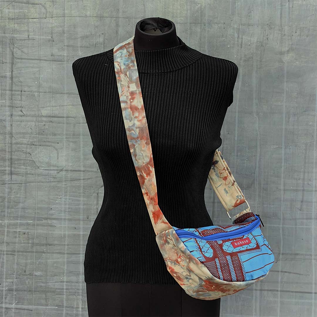 sacoche en wax avec motifs bleus et bordeaux