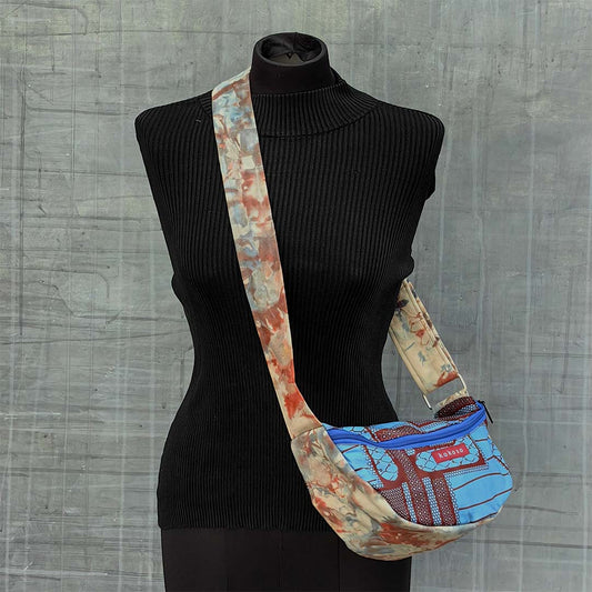 sacoche en wax avec motifs bleus et bordeaux