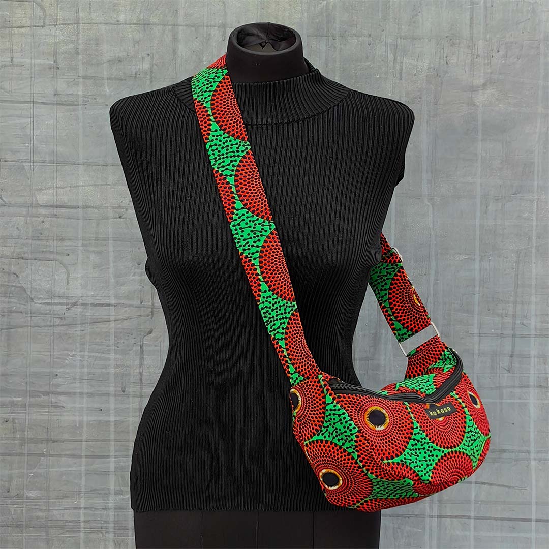 sacoche en wax verte avec motif circulaire rouge
