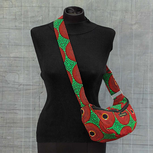 sacoche en wax verte avec motif circulaire rouge