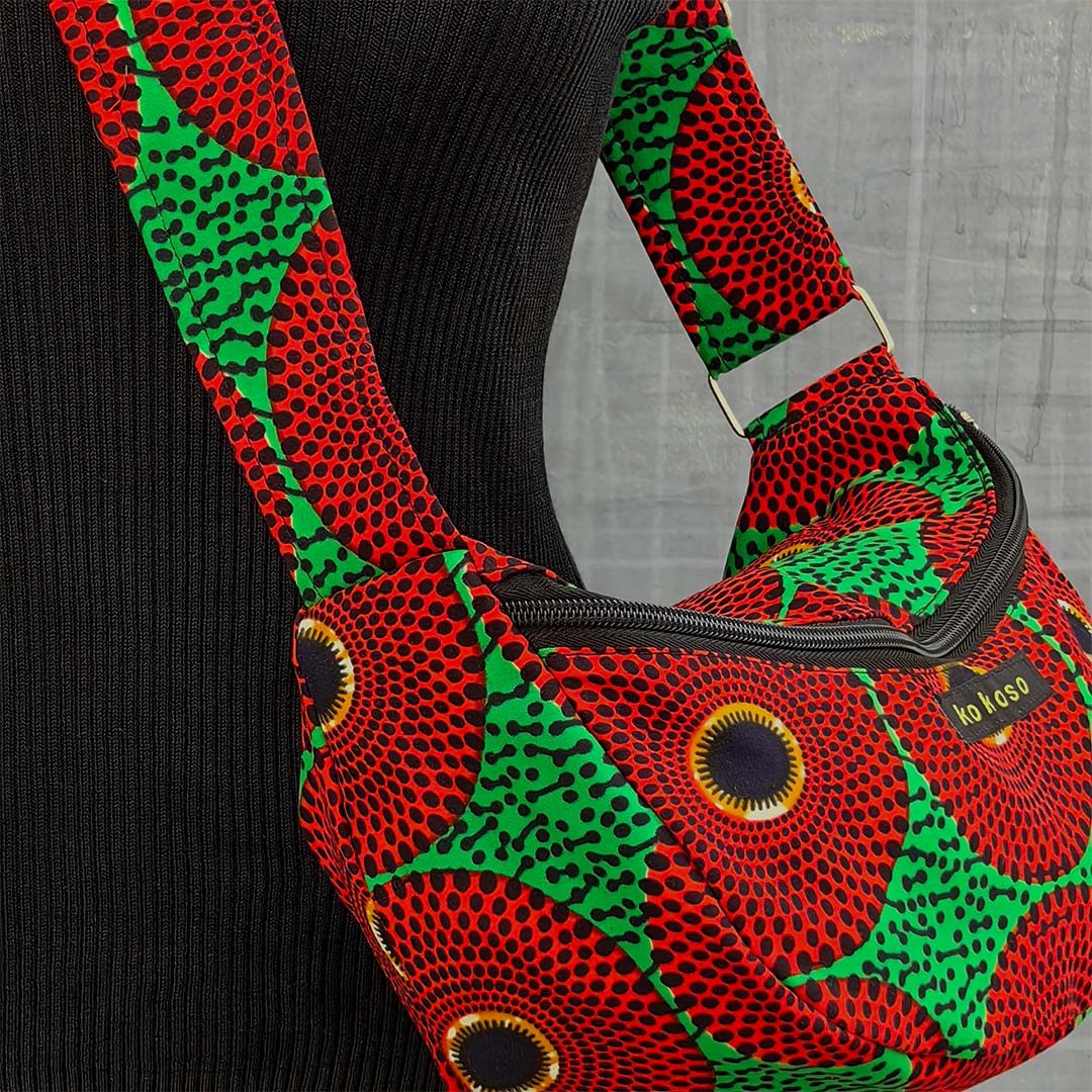 sacoche en wax verte avec motif circulaire rouge