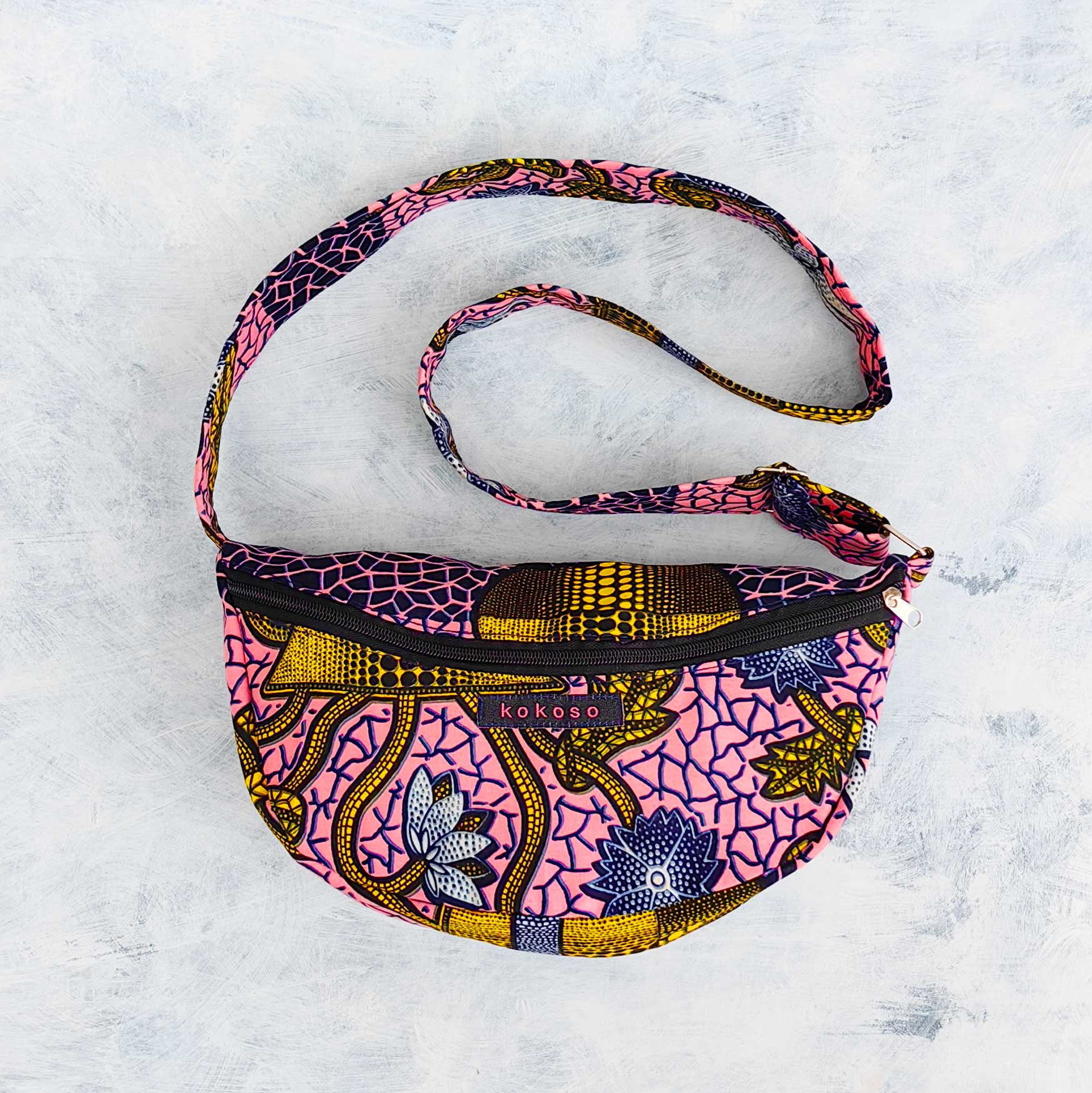 beau sac banane ou sacoche en rose avec un motif floral