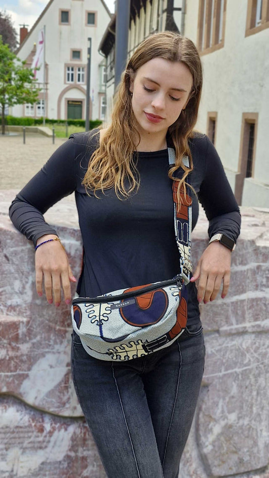 sacoche grise avec motifs bleu foncé et marron