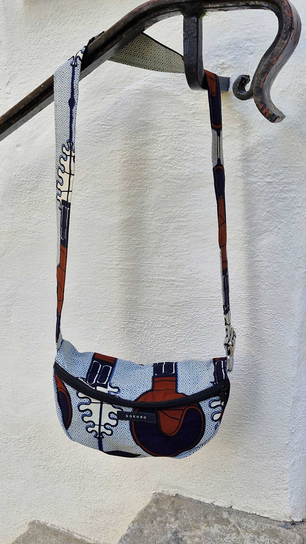 sacoche grise avec motifs bleu foncé et marron