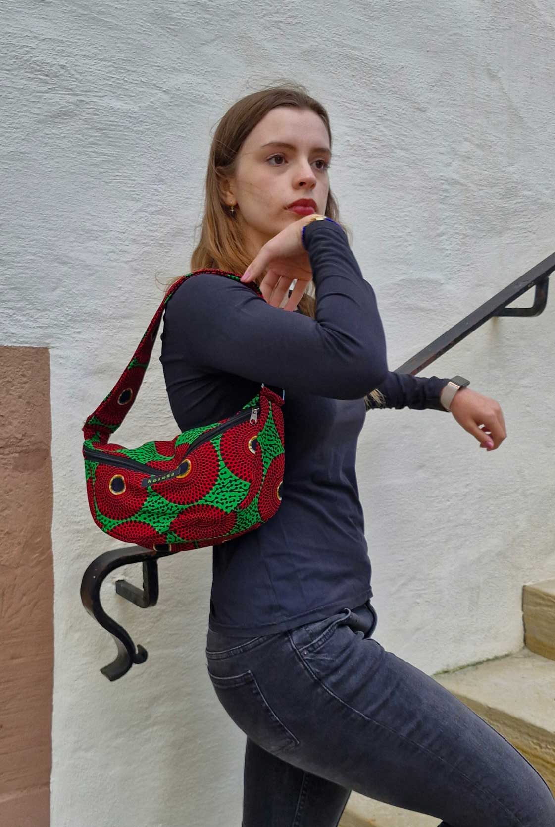 sacoche verte avec motifs rouges