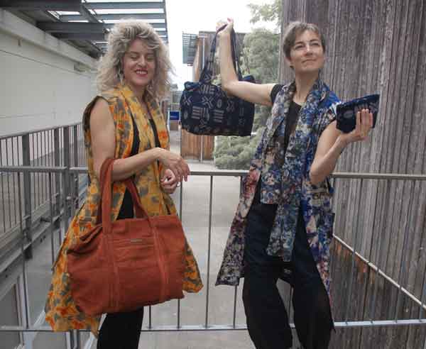 deux femmes avec leurs sacs kokoso en coton brut et bogolan devant l'atelier kokoso
