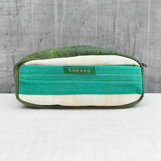 Linéa, la trousse en Faso Dan Fani qui met en valeur le savoir-faire textile du Burkina Faso avec une touche moderne.