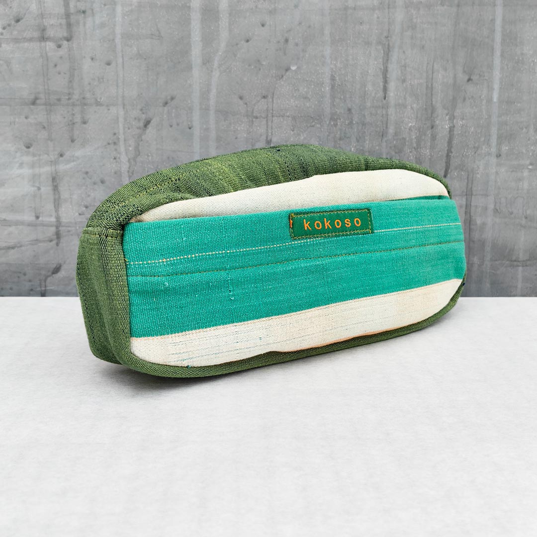 Linéa, la trousse en Faso Dan Fani qui met en valeur le savoir-faire textile du Burkina Faso avec une touche moderne.