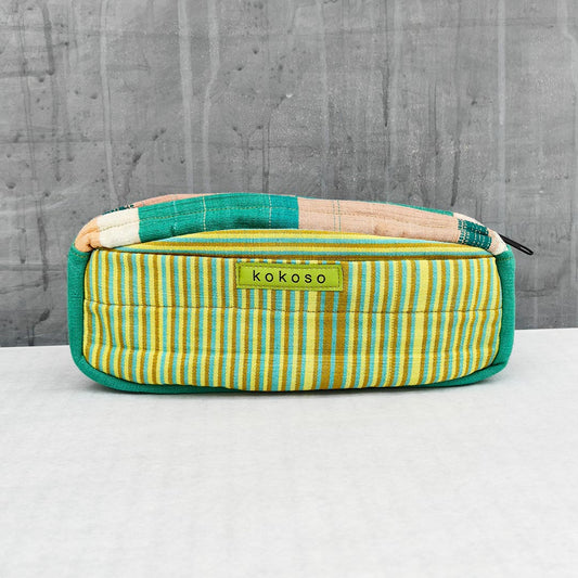 Linéa, la trousse en Faso Dan Fani qui met en valeur le savoir-faire textile du Burkina Faso avec une touche moderne.