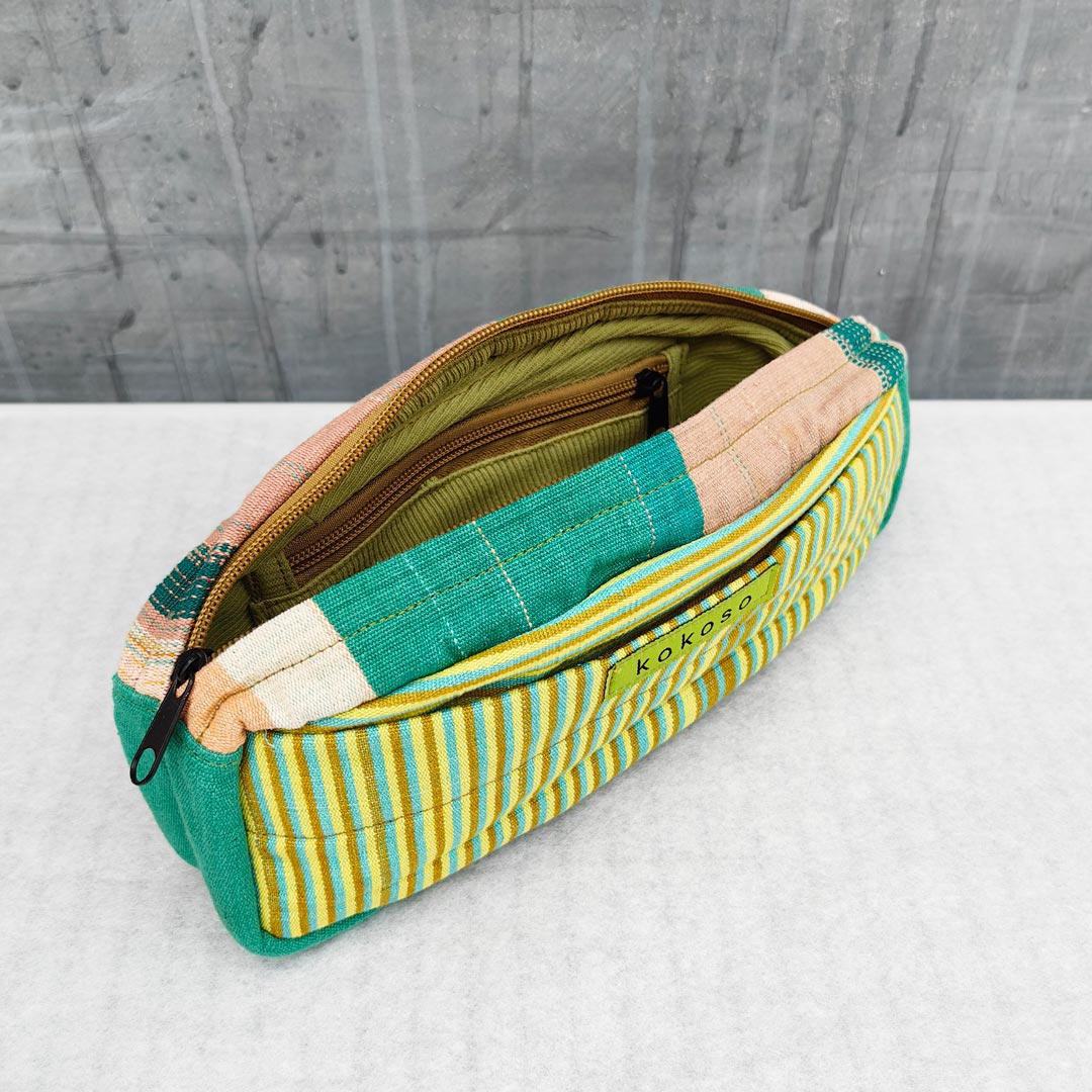 Linéa, la trousse en Faso Dan Fani qui met en valeur le savoir-faire textile du Burkina Faso avec une touche moderne.