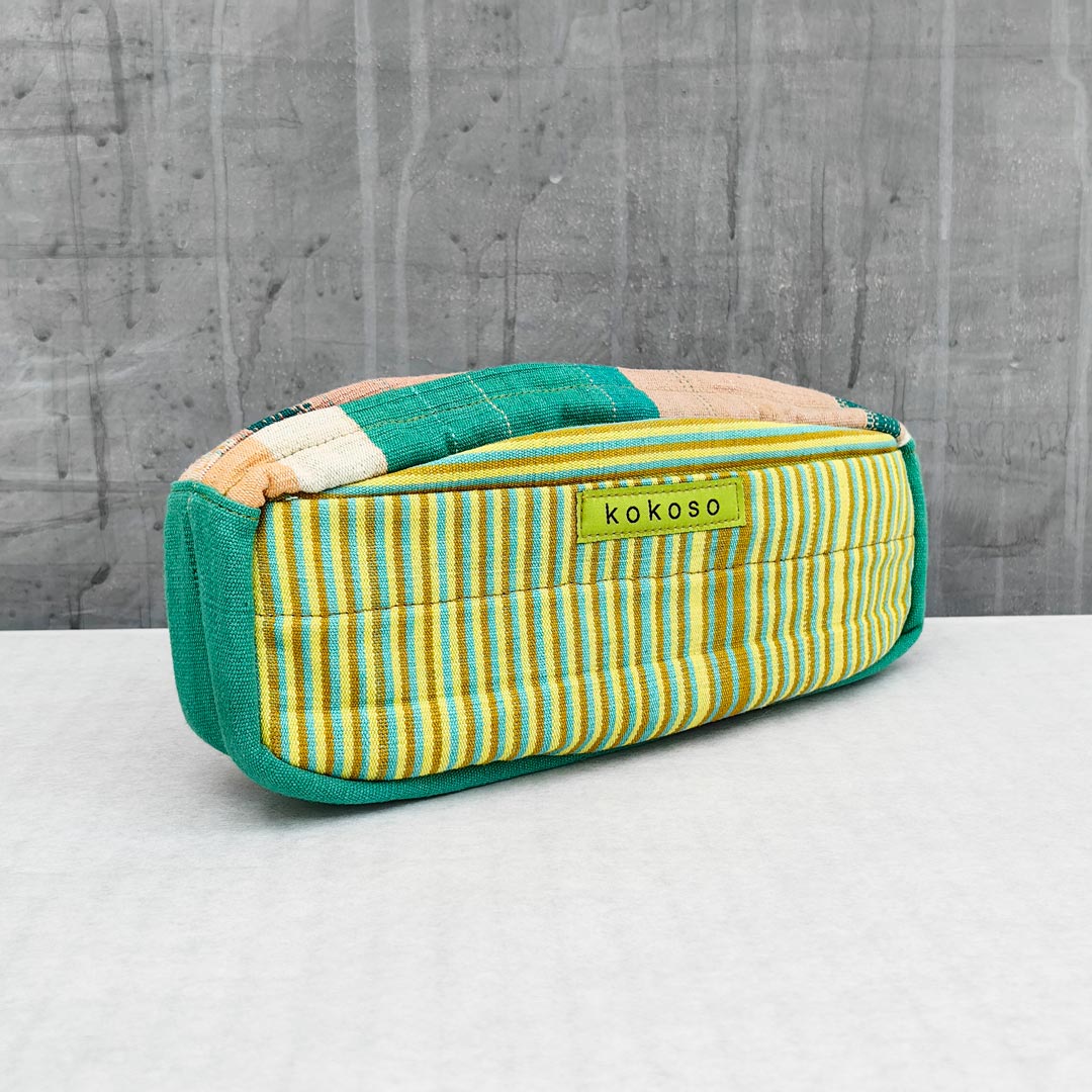 Linéa, la trousse en Faso Dan Fani qui met en valeur le savoir-faire textile du Burkina Faso avec une touche moderne.